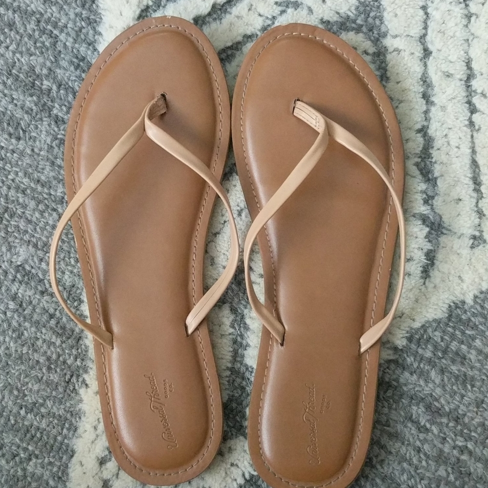 Universal Thread flip flops